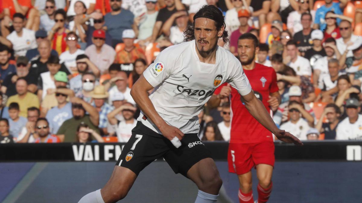 Edinson Cavani debutó ante el Celta en Mestalla con victoria y se retiró con una sonora ovación