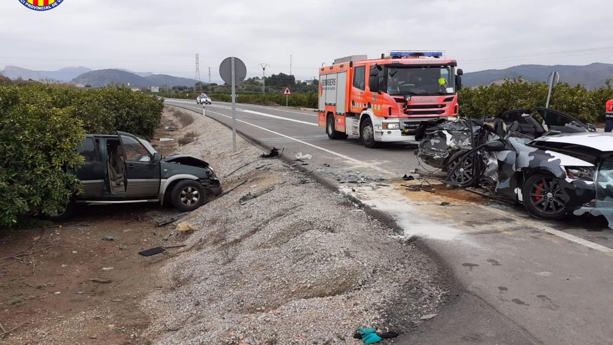 Estado de los dos coches implicados en el accidente de hoy en Sagunt.