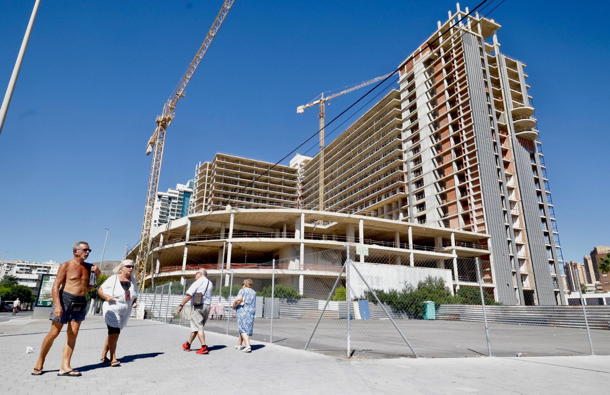 El macrohotel Atrium Beach lleva casi 20 años con las obras paradas