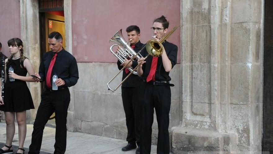 La Antorcha de la Amistad y el Moneo brillan en colores con motivo de este Festival Internacional de Folclore