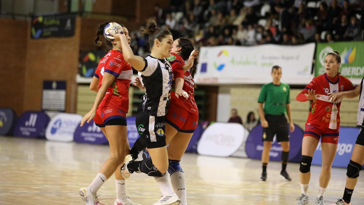 Elena Cuadrado lanza a portería frente al Atlético Guardés.