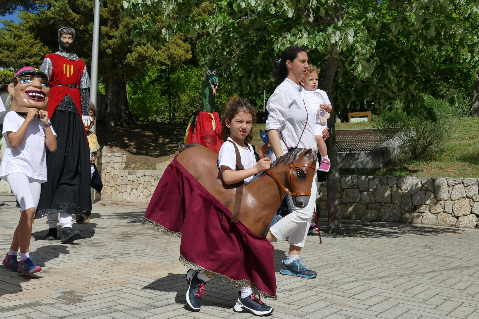 Vuit colles gegants passegen pel centre de Figueres