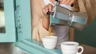 Poner papel higiénico en la cafetera: el truco que acaba con todos los problemas (del café)