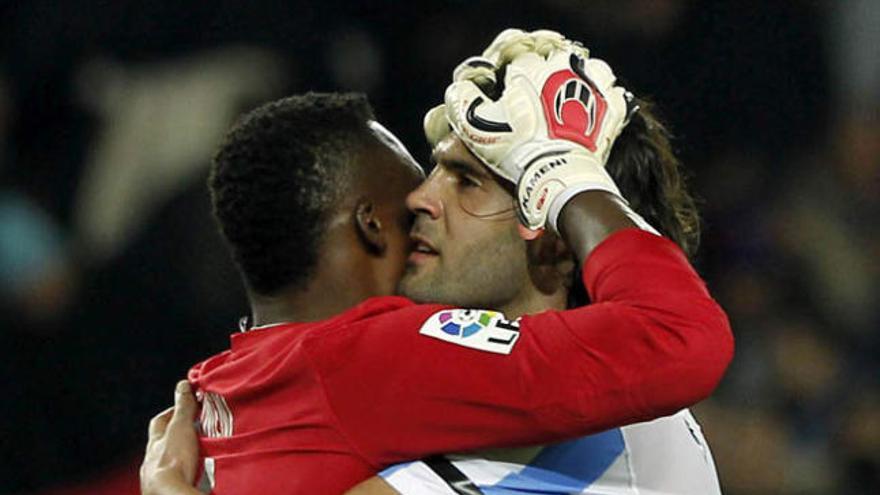 Kameni y Sergio Sánchez se abrazan tras el pitido final.