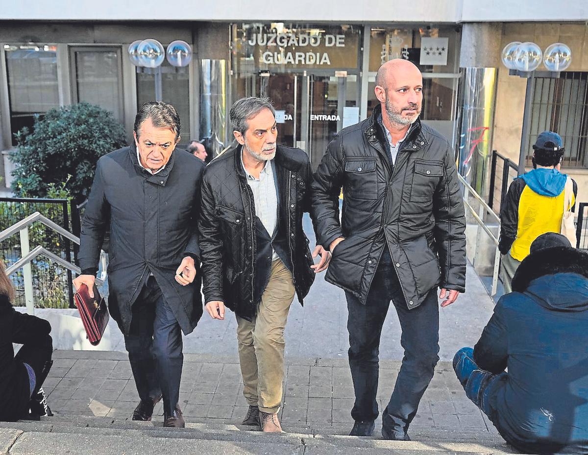 Imagen de los directivos de la aerolínea Plus Ultra detenidos y puestos en libertad con cargos.