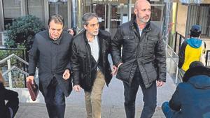 Imagen de los directivos de la aerolínea Plus Ultra detenidos y puestos en libertad con cargos.