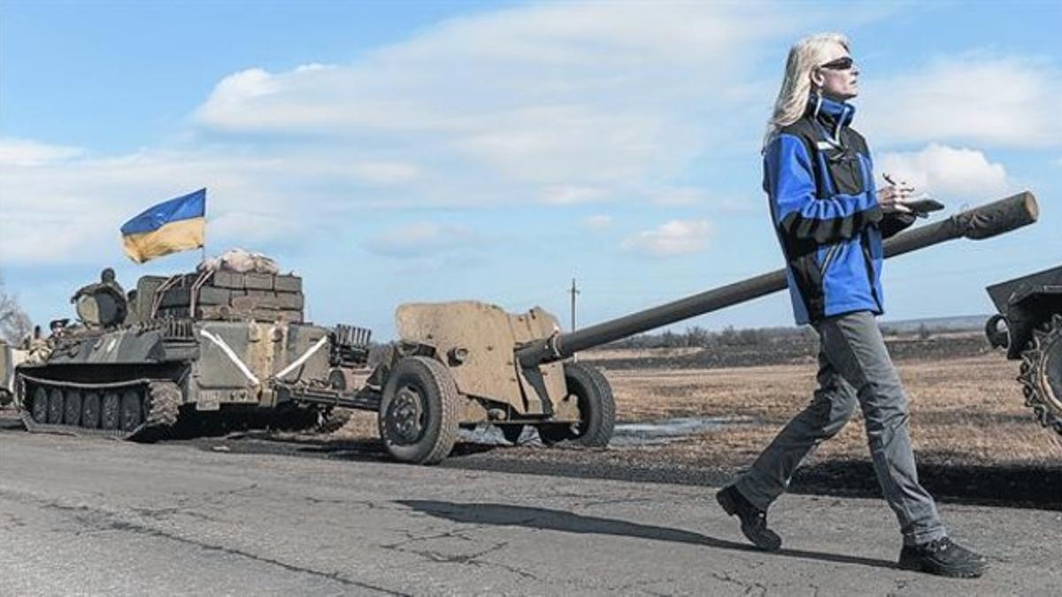 Una inspectora de la OSCE pasa revista ayer a armamento del Ejército de Ucrania en Fedorivka.