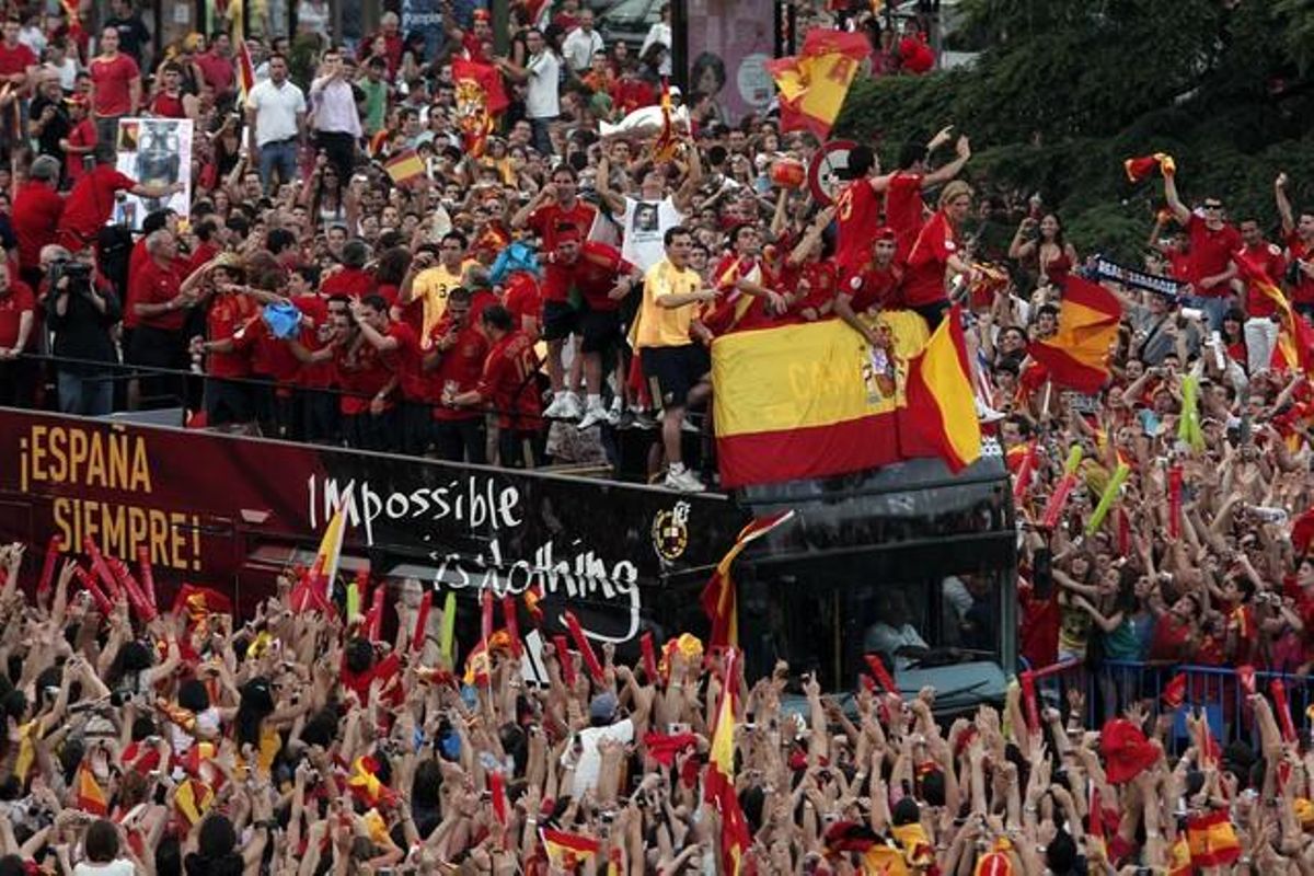 L’arribada de la selecció a la plaça de Colón (Madrid), després de guanyar a Àustria l’Eurocopa.