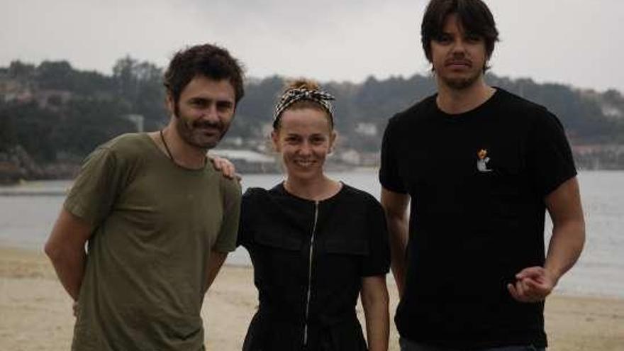 Xulio Abonjo, María Vázquez y Andrés Goteira, en Bueu. // S. Á.