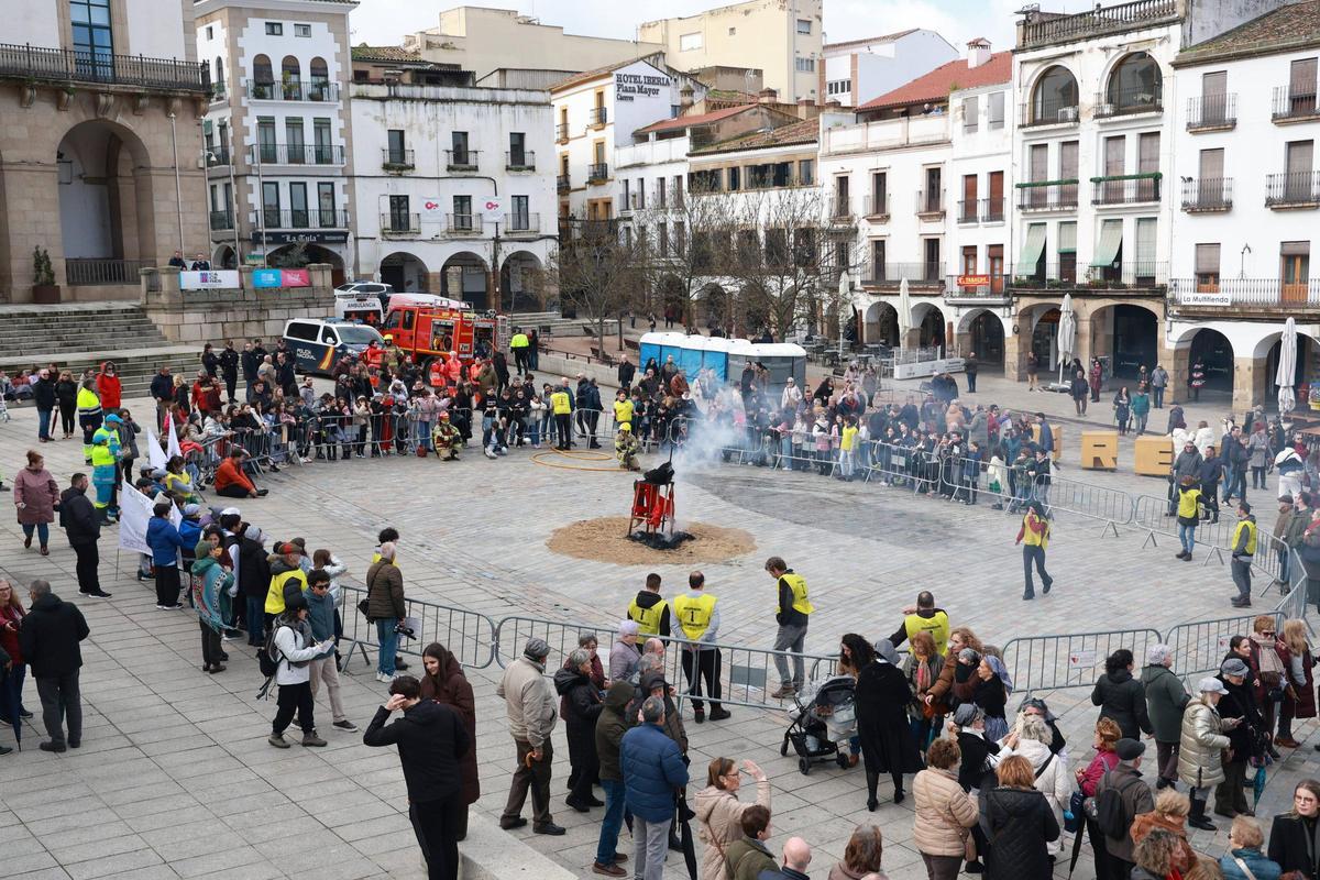 Galería | Así fue la fiesta de Las Lavanderas y la quema del Pelele de Cáceres Galería | Así fue la fiesta de Las Lavanderas y la quema del Pelele de Cáceres