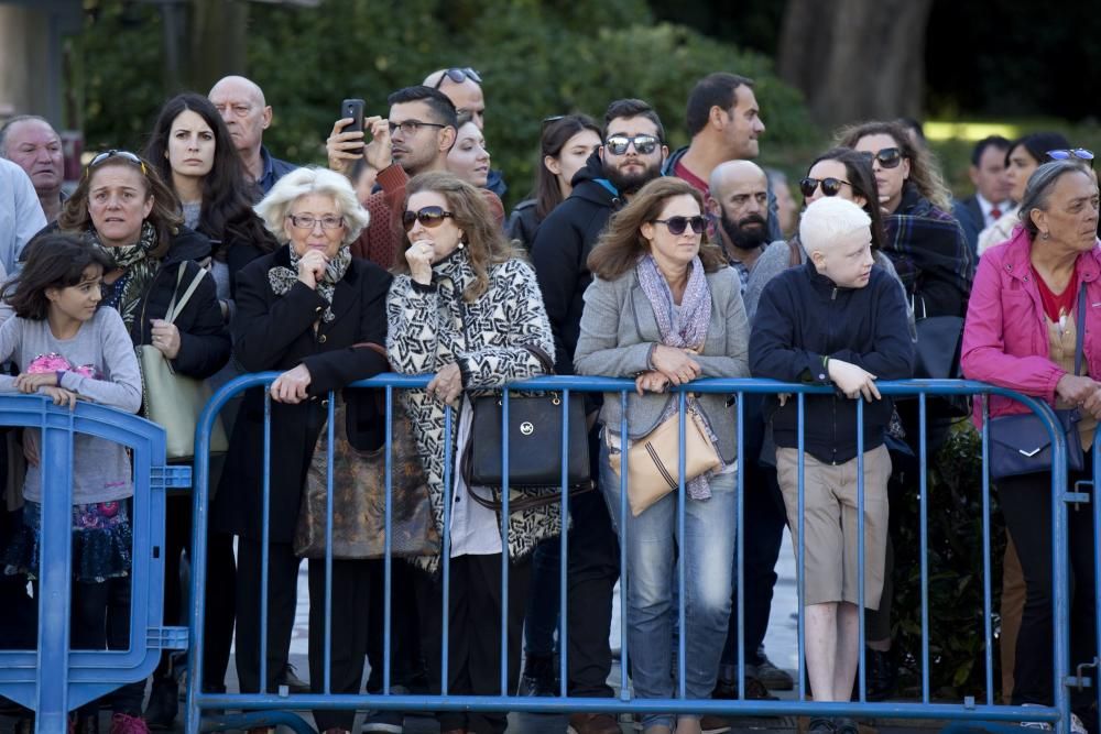 Ambiente en la calle durante la entrada a los premios y concentración antimonarquía