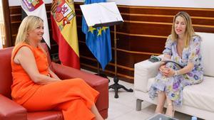 María Guardiola junto a Blanca Martín en el encuentro de esta mañana.