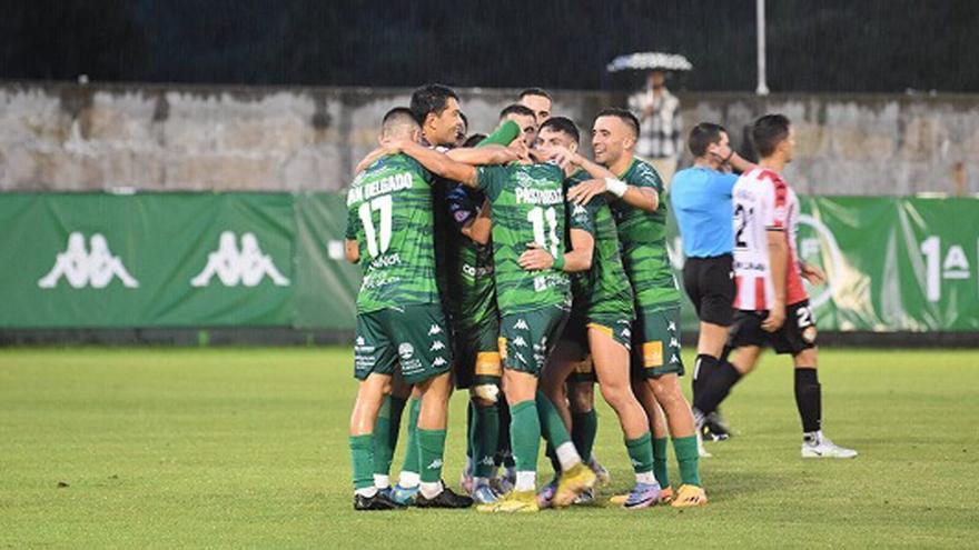 El Arenteiro celebra su ascenso a Primera RFEF. | ARENTEIRO
