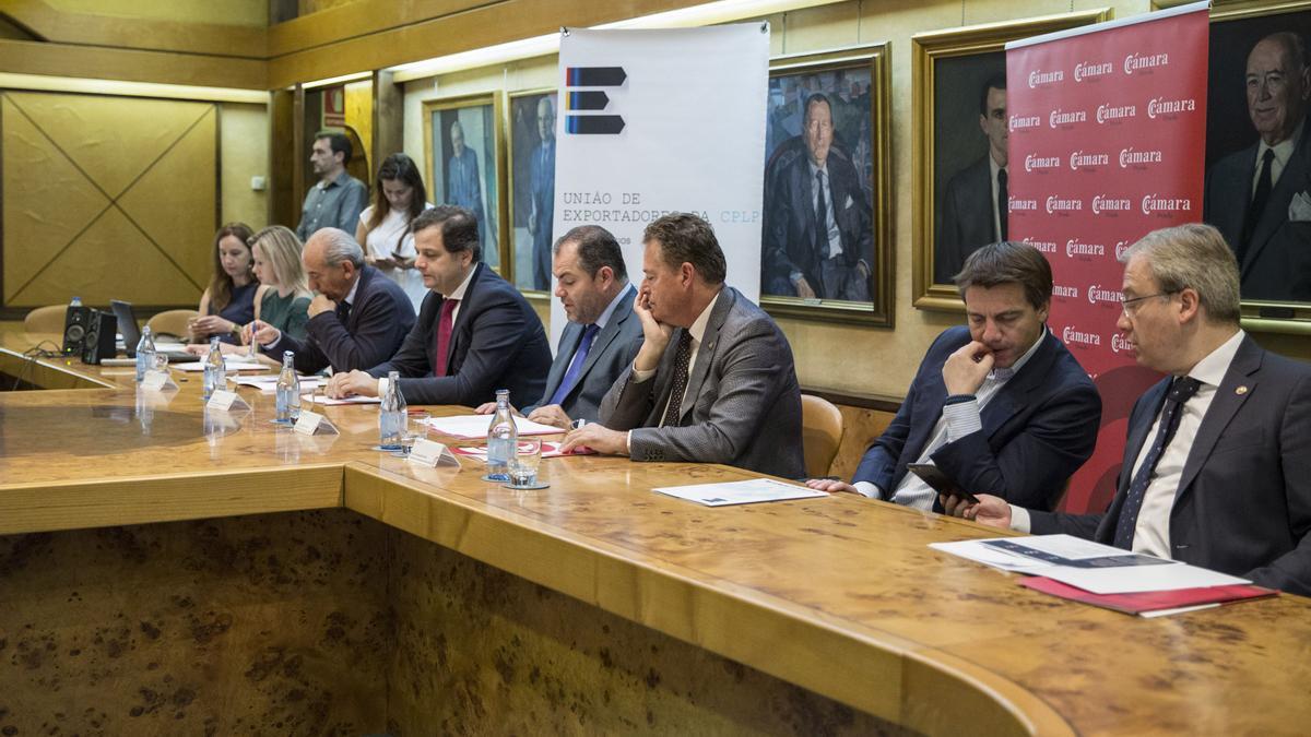 Representantes de las Cámaras de Comercio de Asturias, en una reunión.