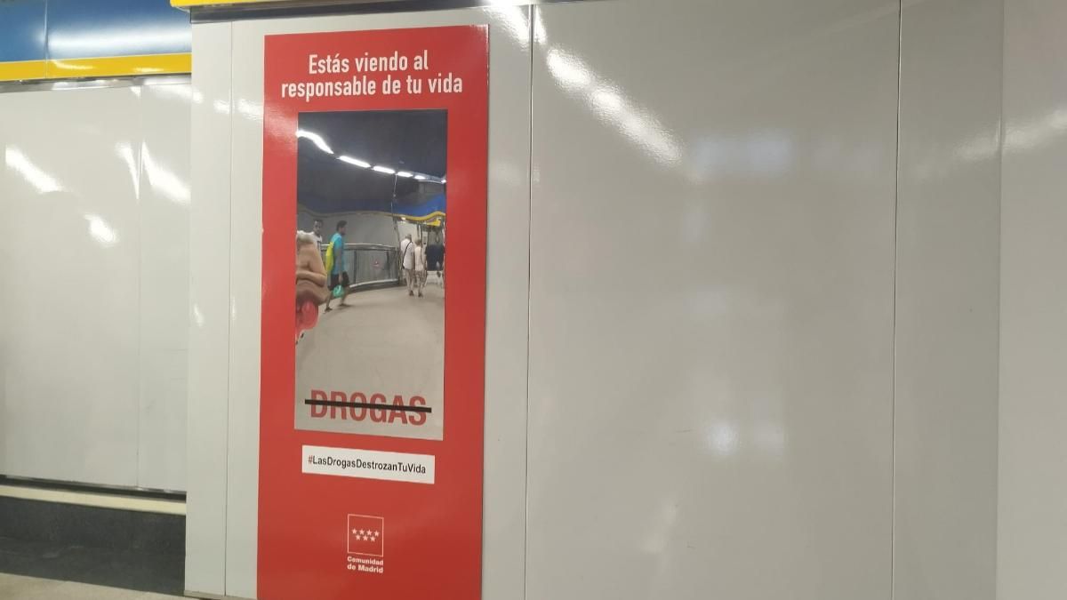Un cartel-espejo en la estación de Metro de Moncloa para concienciar sobre los efectos nocivos de las drogas