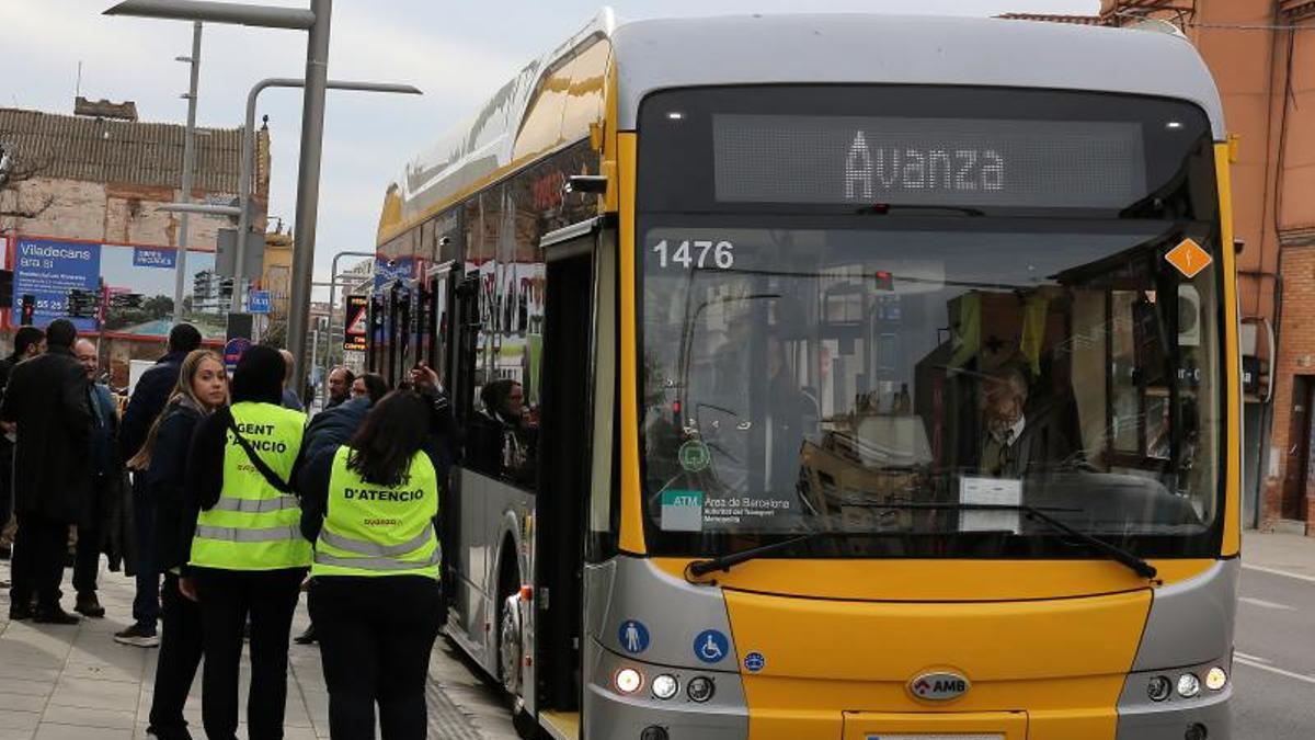 Un autobús metropolitano de Avanza estacionado en Viladecans.