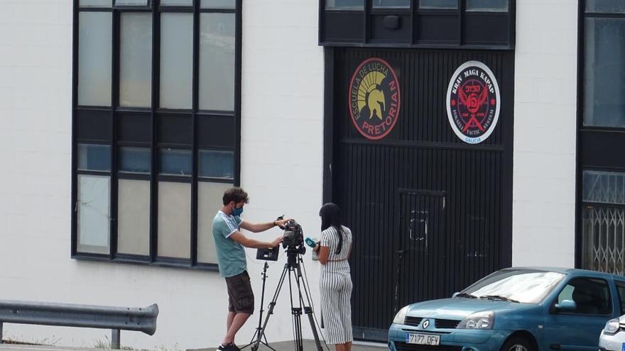 Un equipo de televisión situado en el exterior del gimnasio de Meicende.