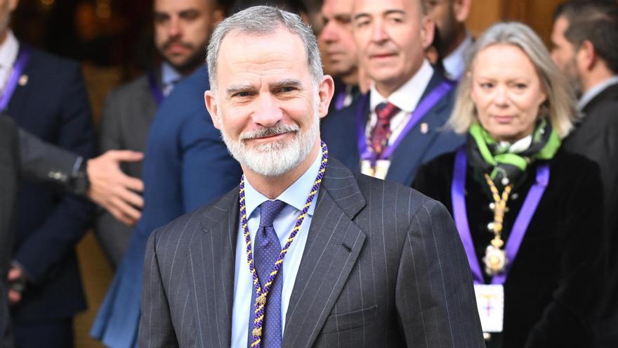 Felipe VI a la salida de la Basílica