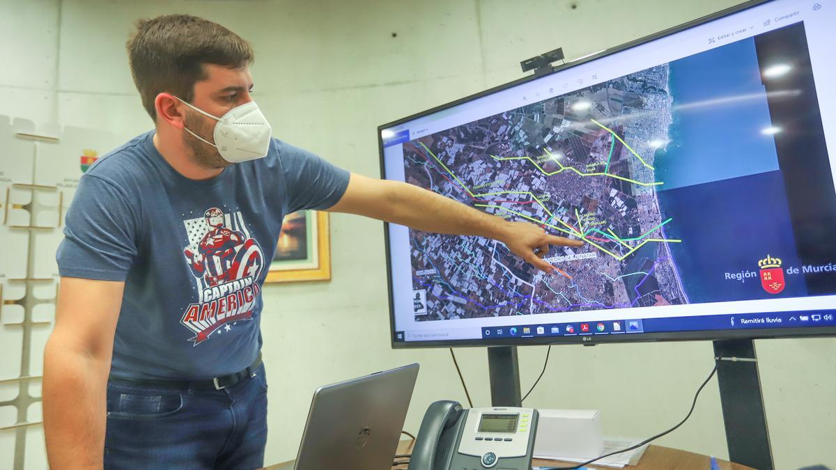 El concejal Rufino Lancharro muestra sobre el mapa los distintos caminos del agua y las transformaciones y derivaciones que han modificado el trazado de las ramblas hasta el mar y las salinas