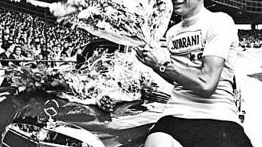 Felice Gimondi celebra su victoria en el Tour de Francia.