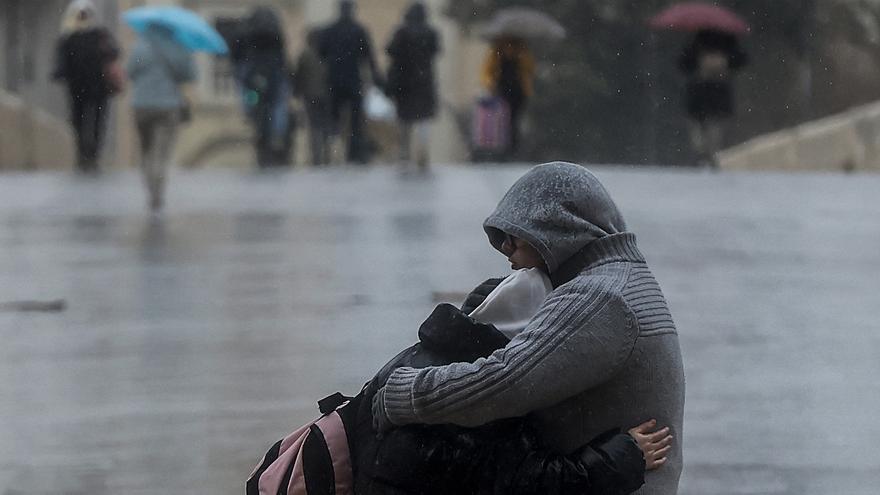 Una pareja se abraza mientras llueve en València, el pasado 8 febrero.