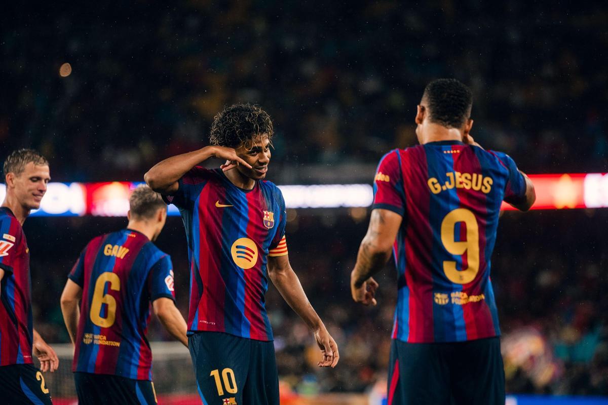 Gabriel Jesus celebra su segundo gol con el FC Barcelona con Lamine Yamal