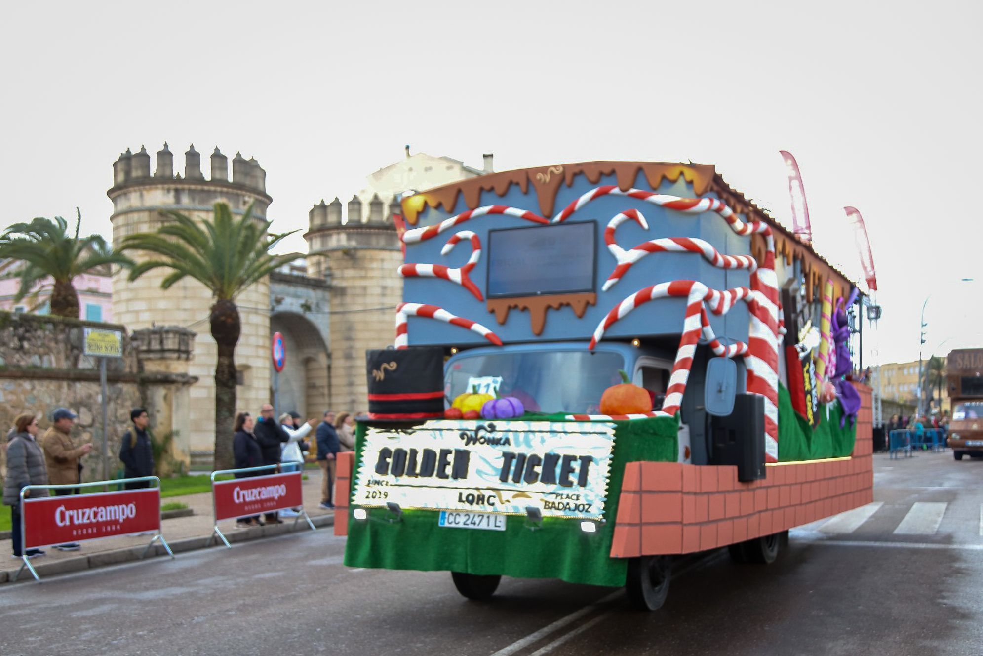 GALERÍA | Los pacenses arropan a los artefactos en su desfile del sábado en Badajoz