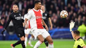 Haller intenta superar a Vlachodimos