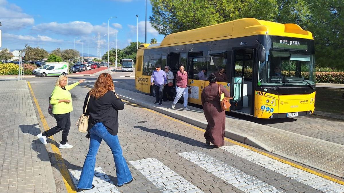 Usuaris del bus gratuït Groguet utilitzen el servei que també connecta amb l'Hospital Universitari de la Plana.