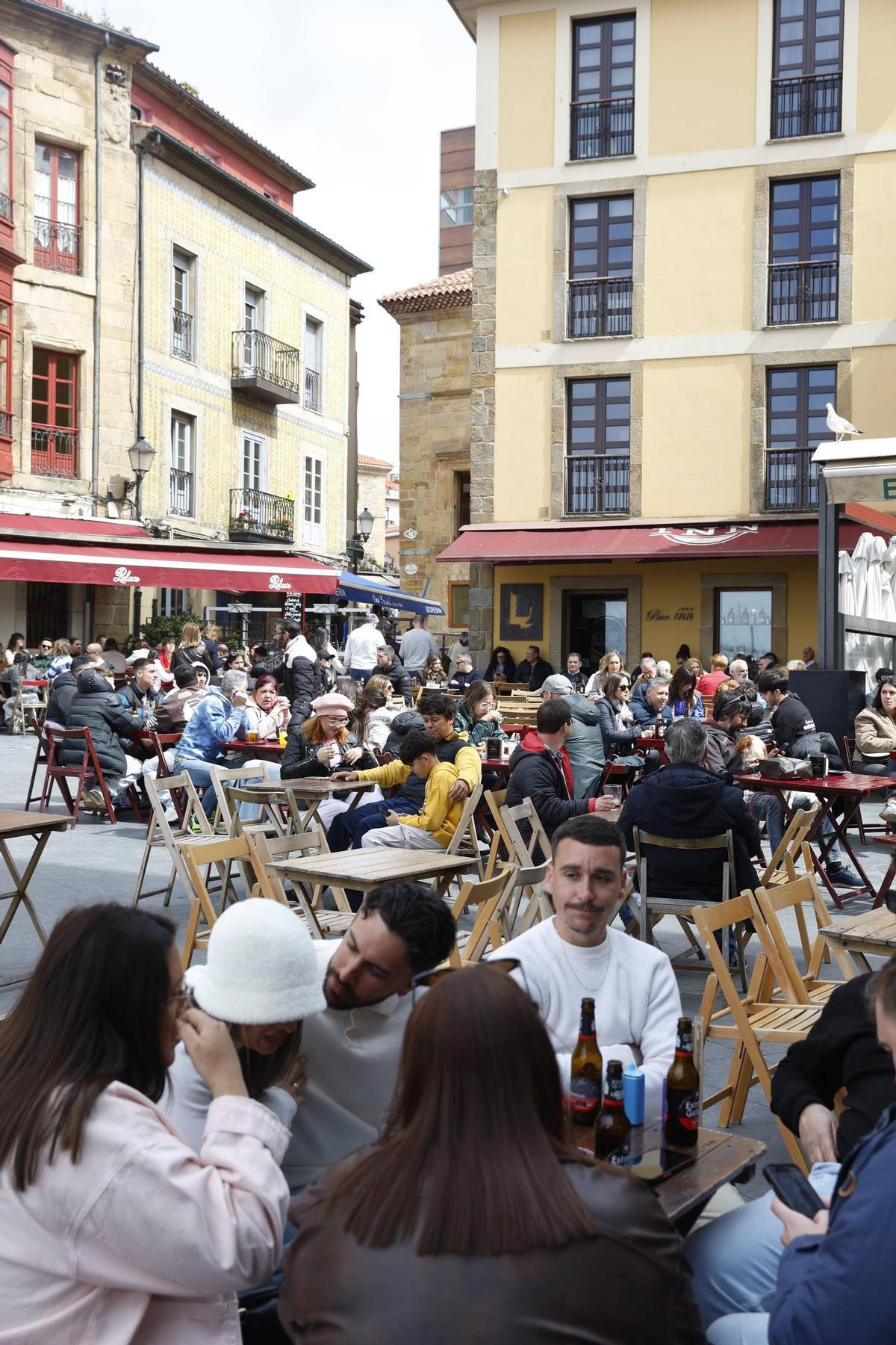 Semana Santa con "sabor a verano" en Gijón: en imágenes Semana Santa con "sabor a verano" en Gijón: en imágenes