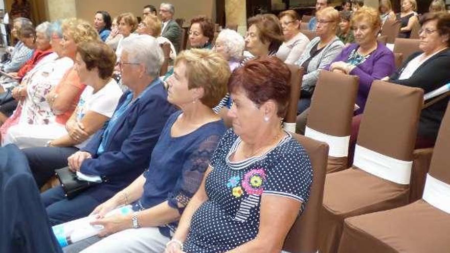 Asistentes a las ponencias sobre el alzhéimer, ayer, en Tineo.