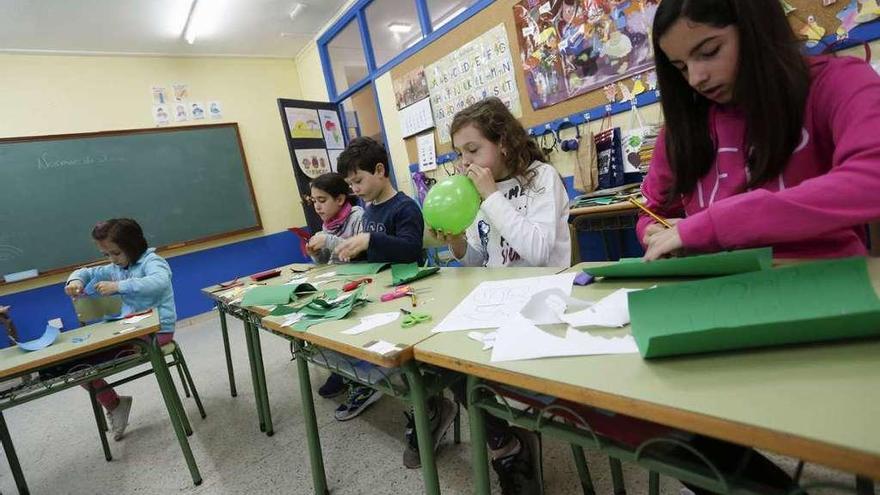 Participantes en los talleres infantiles de Avilés realizan manualidades en El Quirinal.