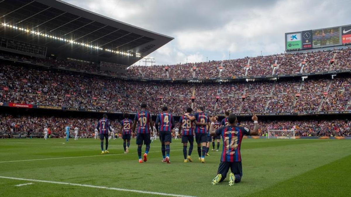 Memphis festeja arrodillado el gol que le marcó al Elche en el Camp Nou.