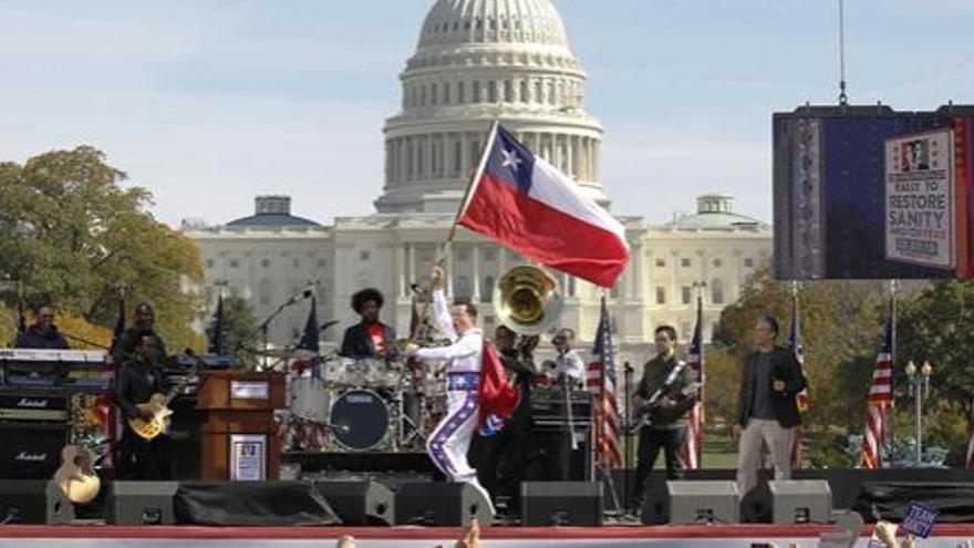 El comediante Stephen Colbert, ante la Casa Blanca con una bandera de Chile.