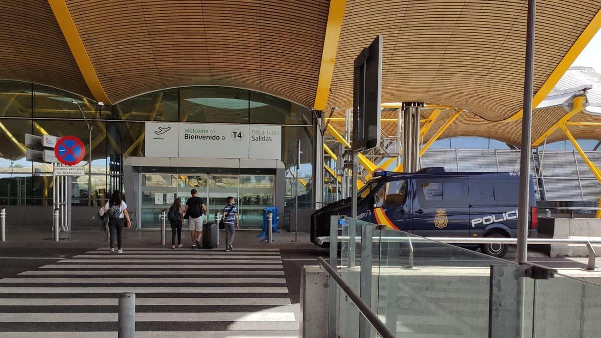 El furgón de la UIP de Vigo, en Barajas, el pasado mes de julio // FdV