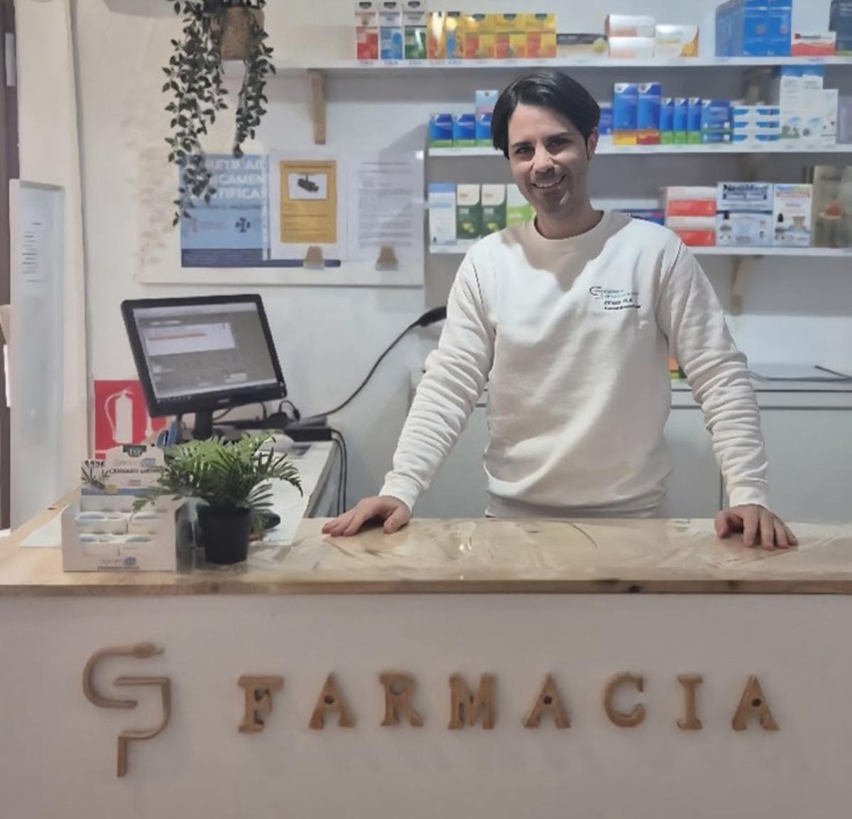 César Pla, en su farmacia en Confrides donde usa la cercanía y trata de mejorar la vida de sus pacientes.