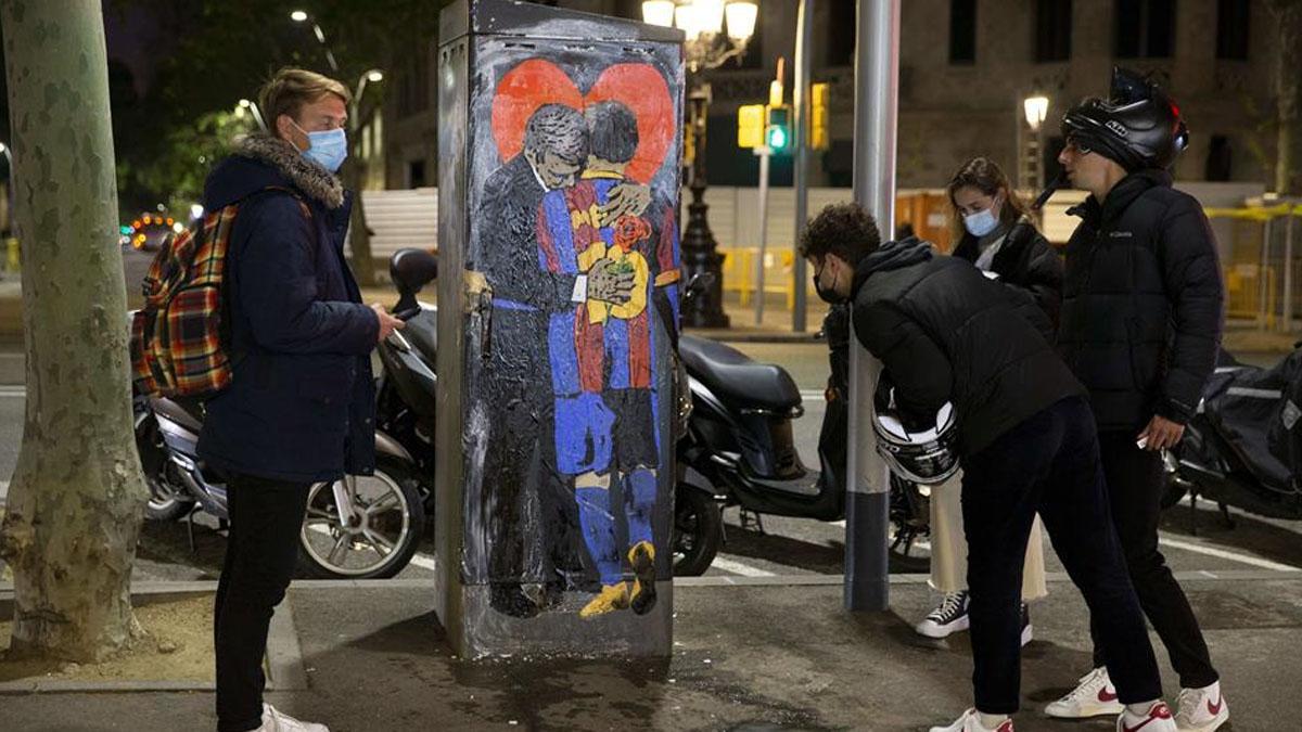 Joan Laporta y Leo Messi se abrazan con un gran corazón gigante de fondo; la última obra de TV Boy