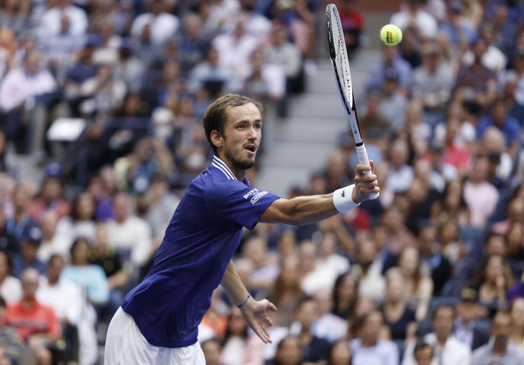 Medvedev arrolla a Djokovic e impide que el serbio haga historia