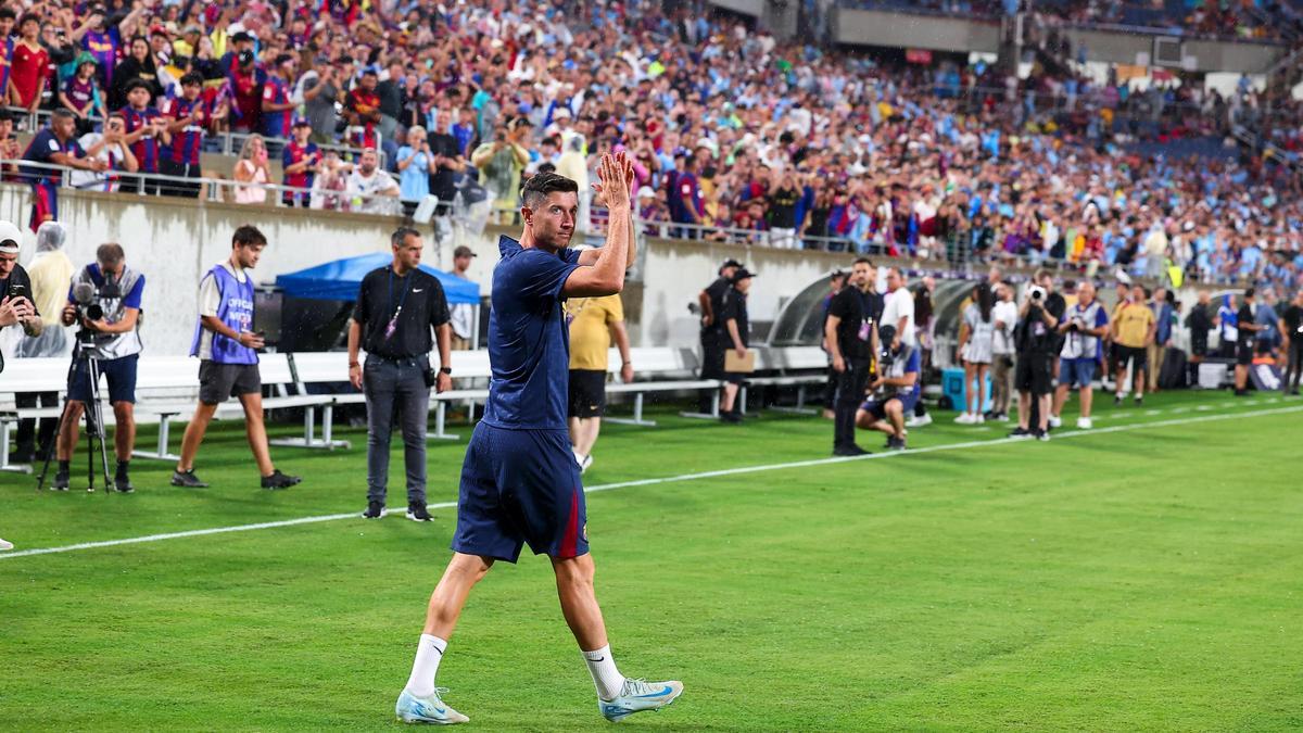 Lewandowski saludando el público en Orlando en el duelo ante el Manchester City