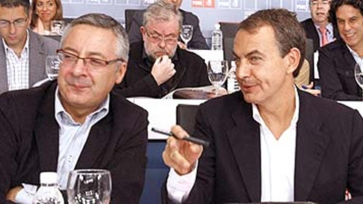 José Luis Rodríguez Zapatero y el vicesecretario general del PSOE, José Blanco, en la reunión del Comité Federal del partido.