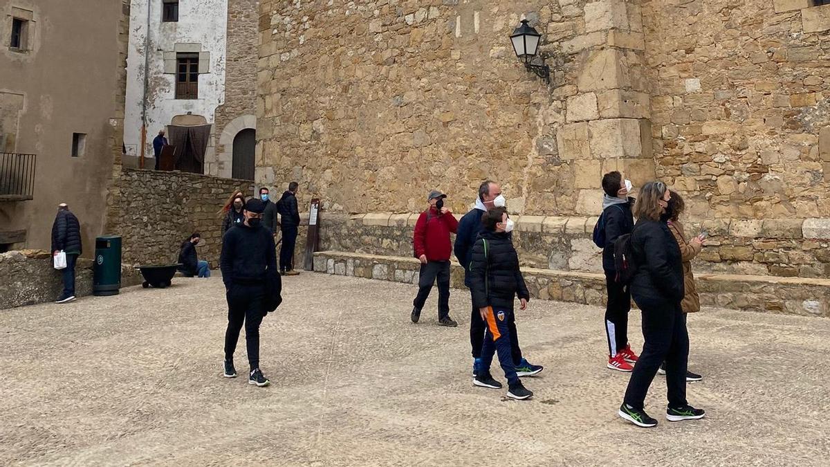 Turistas pasean por el &#039;terrat&#039; de Culla durante las vacaciones de Pascua.