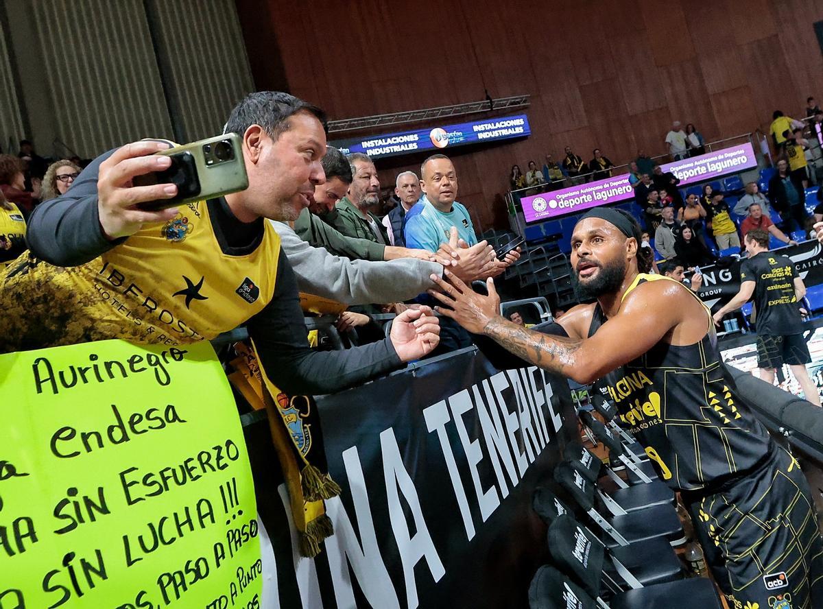 Patty Mills se fotografía con unos aficionados del CB Canarias tras ganar al Zaragoza.