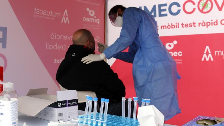 Pla obert d&#039;un professional sanitari fent un test ràpid d&#039;antígens a un treballador a una carpa al polígon dels Frares de Lleida
