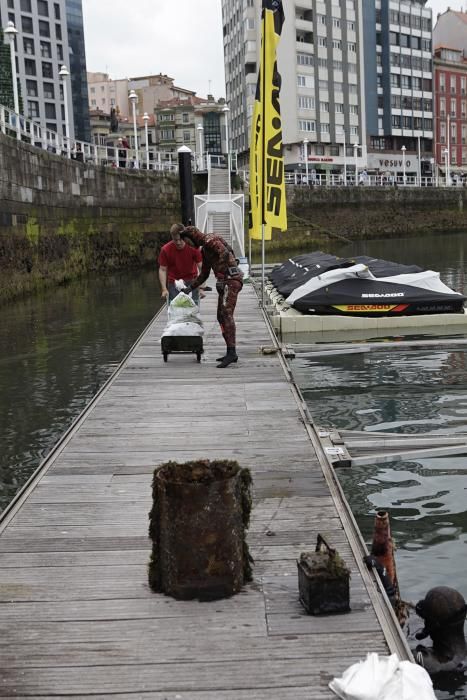 Labores de recogida de basura del fondo del muelle