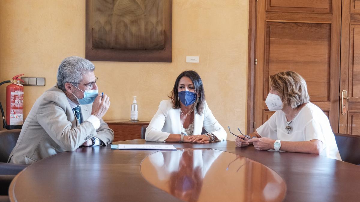 La exsecretaria general del PSOE-A, Susana Díaz (d), conversa con la presidenta del Parlamento, Marta Bosquet, y el letrado mayor, Ángel Marrero, tras firmar la renuncia a su acta de diputada autonómica.