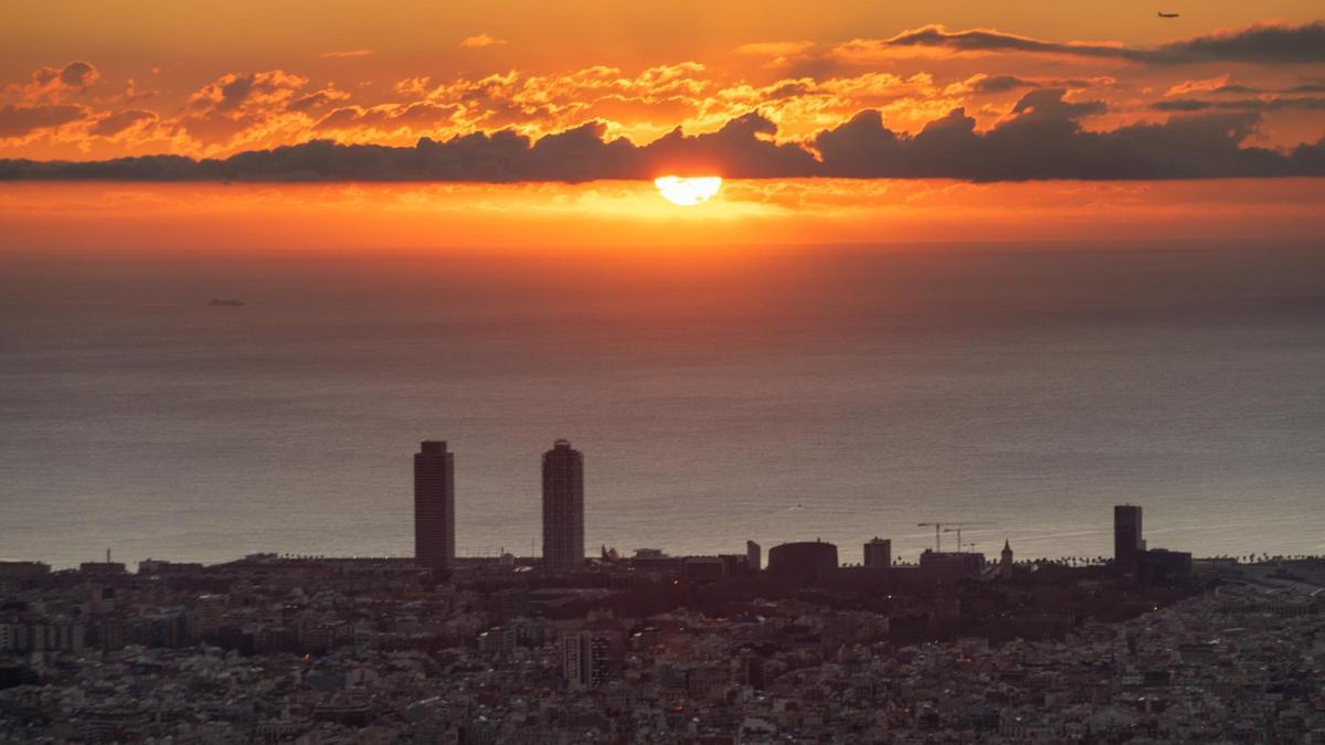 El sábado 16 de diciembre, durante la salida del Sol, se pudo observar una banda de stratocumulus mar adentro, con un ligero carácter suplementario de fluctus (ondas Kelvin-Helmholtz)