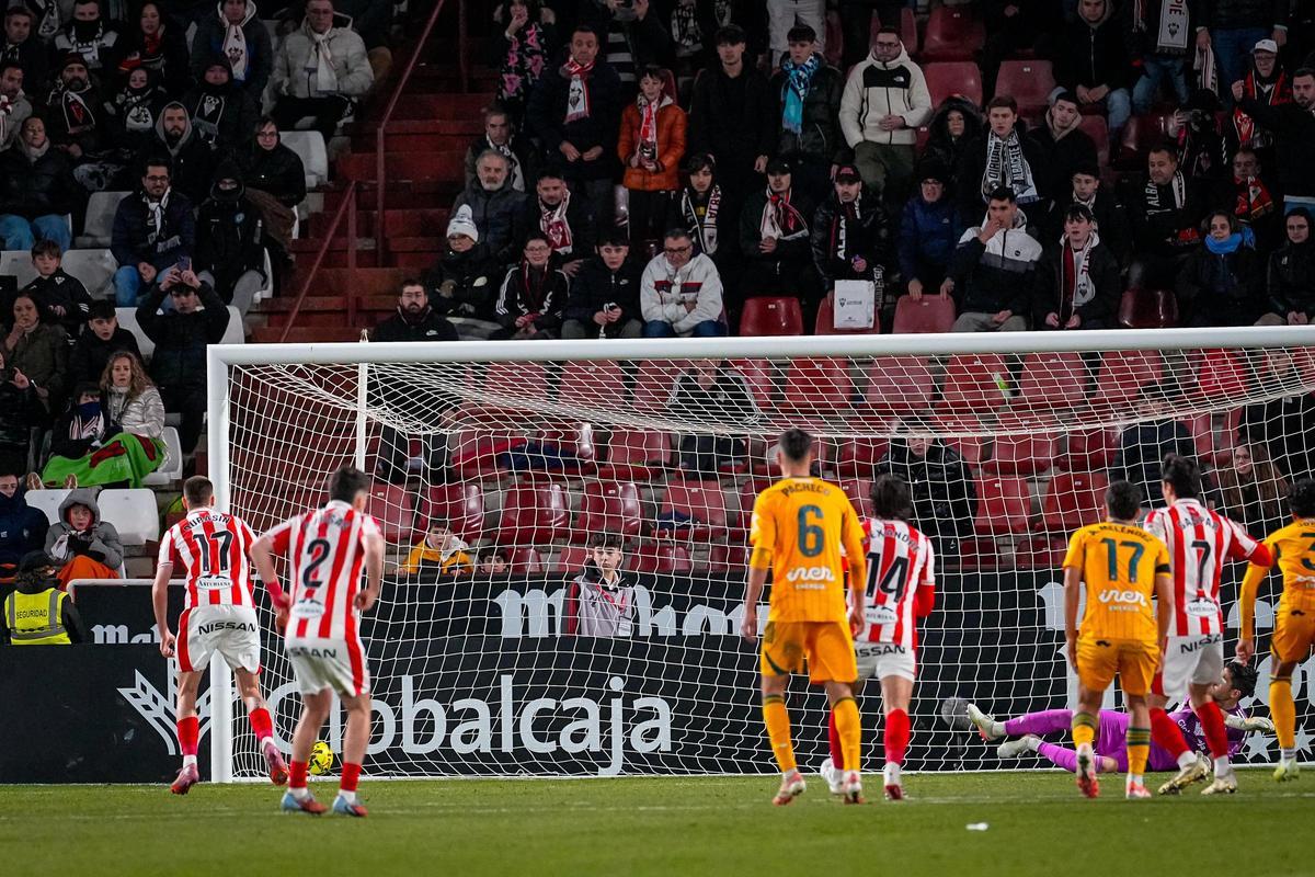 EN IMÁGENES | Reparto de puntos en la visita del Sporting al Carlos Belmonte