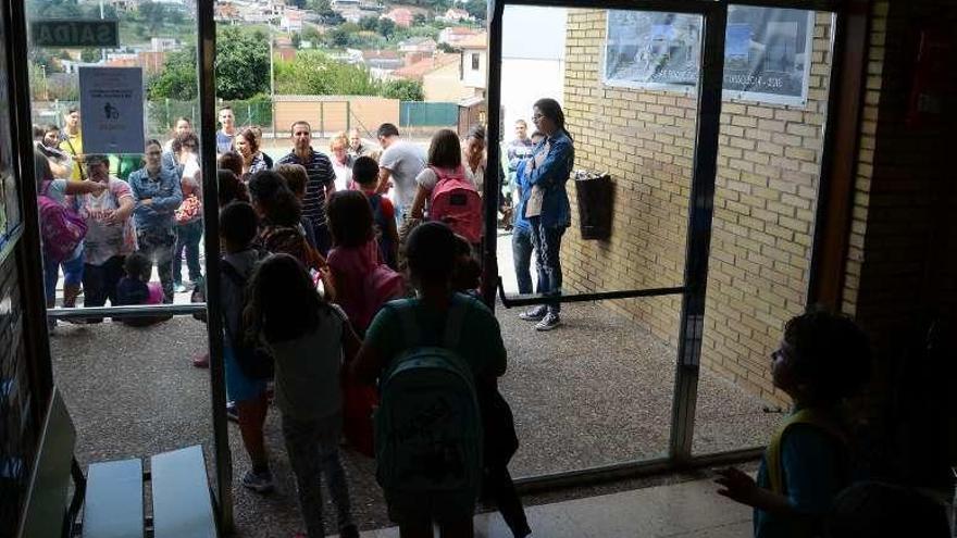 Alumnos saliendo de un centro escolar de Cangas. // G.Núñez