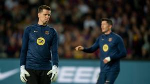 Szczesny y Lewandowski, en el calentamiento del Barça-Sevilla en Montjuïc.