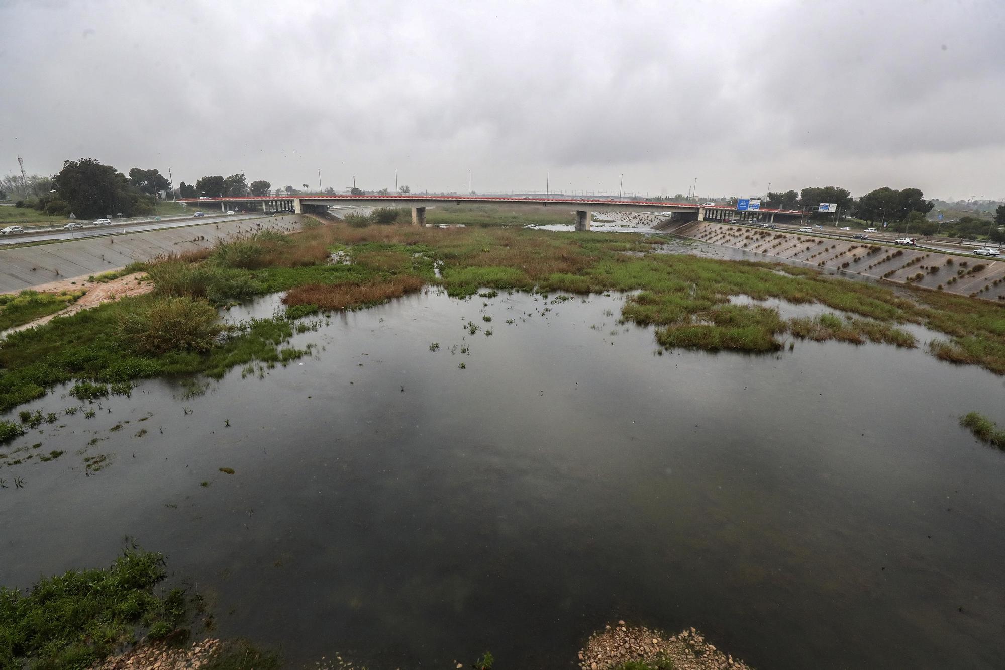 El nuevo cauce del Río Turia lleno, de nuevo, por el temporal de lluvias en València